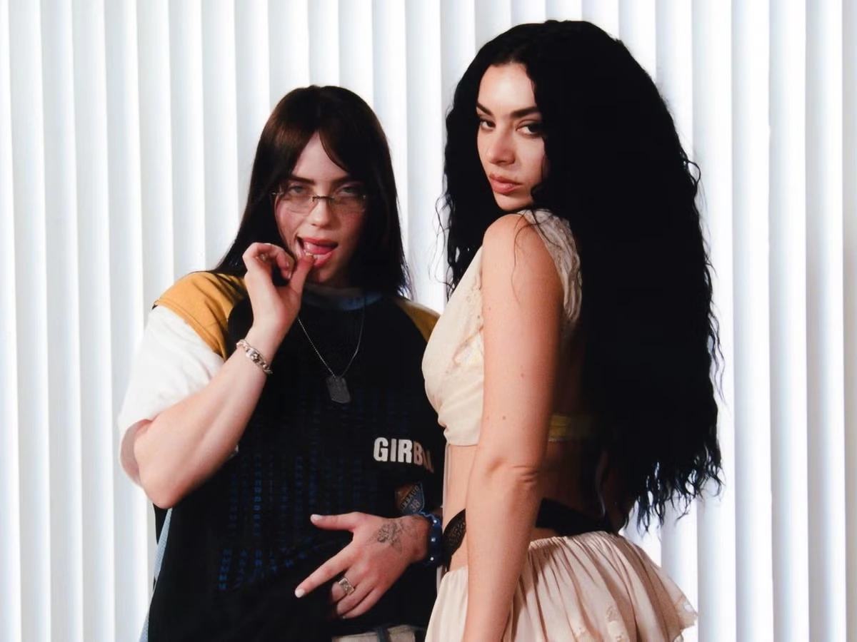 Charli XCX e Billie Eilish con 10mila capi di intimo per il videoclip di “Guess”