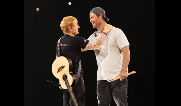 Ed Sheeran e Chris Hemsworth insieme sul palco di Bucarest