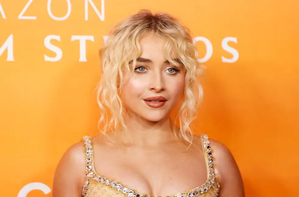Sabrina Carpenter ha rivelato i suoi capelli naturali (e no, non sono lisci!)