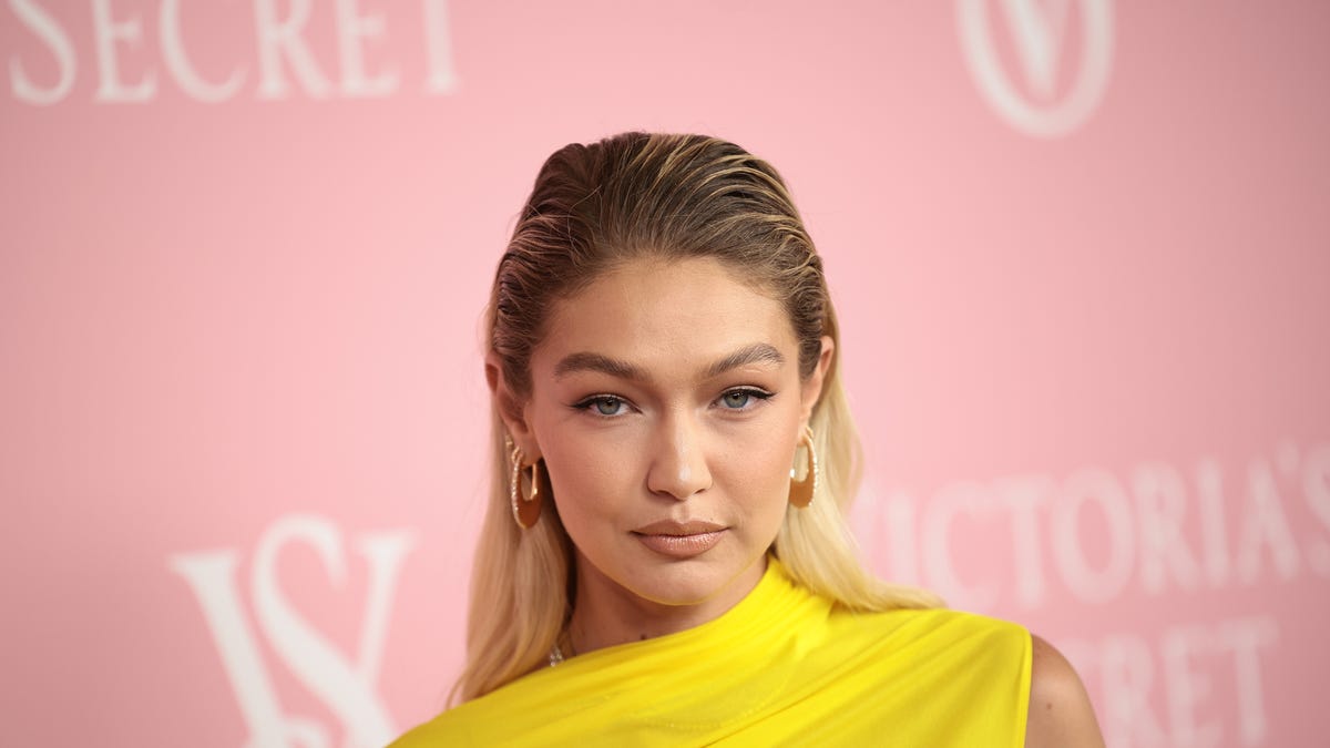 Gigi Hadid è il nuovo volto di Rabanne: bellezza e potenza in una pioggia d’oro