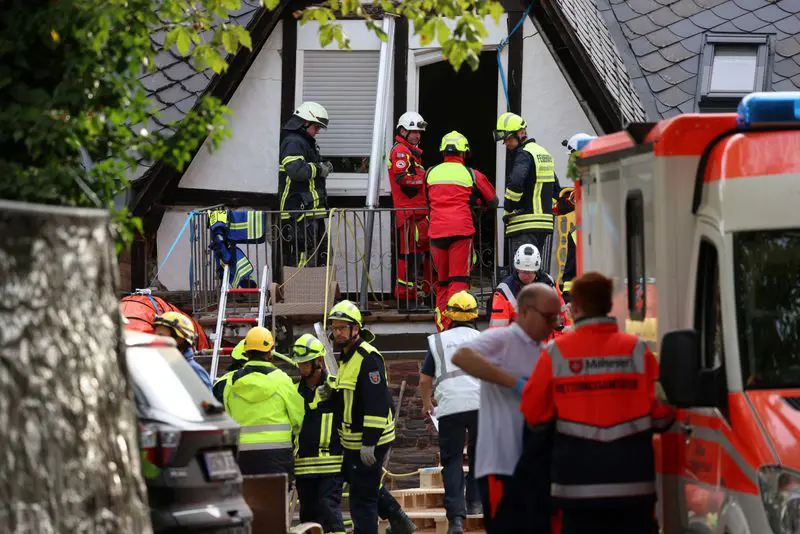 Germania crolla il piano di un hotel 
