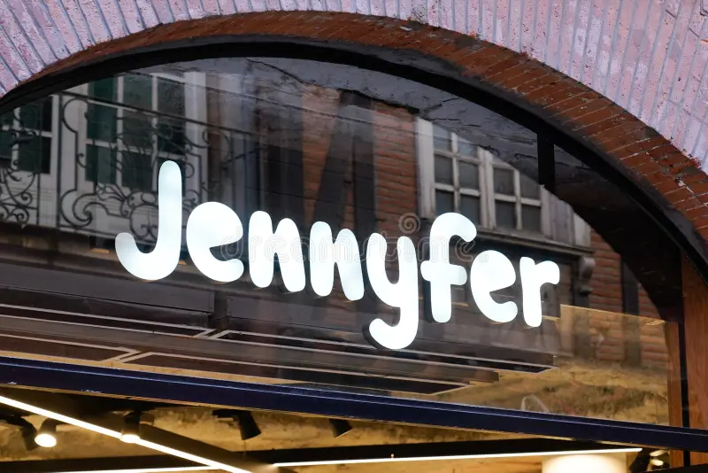Guess who’s back? Jennyfer cambia logo e lancia una nuova collezione