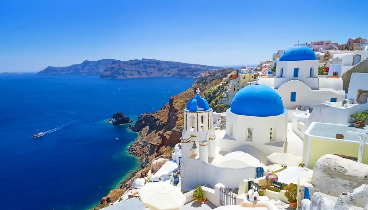 Overtourism, troppi turisti a Santorini: le autorità chiedono ai residenti di rimanere in casa