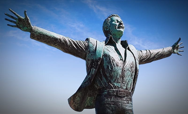 Domenico Modugno , la statua di Mr Volare