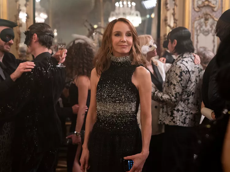 Emily in Paris: Sylvie è la fashion icon di questa quarta stagione