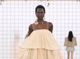Chloé alla Paris Fashion Week 2025 porta sulla passerella l’estate e le vibes anni 70