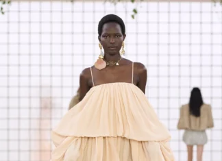 Chloé alla Paris Fashion Week 2025 porta sulla passerella l’estate e le vibes anni 70