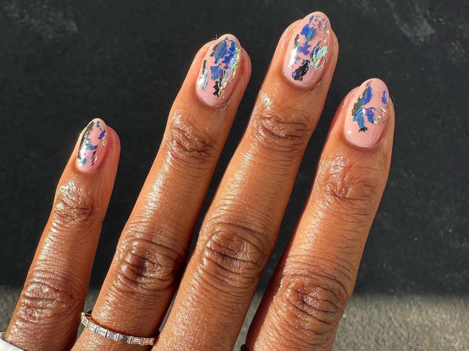 Quali sono le tendenze nail art 2024? Torniamo al Maximalismo alle unghie XXL