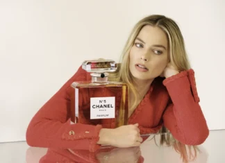 Margot Robbie è il nuovo volto di Chanel N°5, il profumo più famoso al mondo