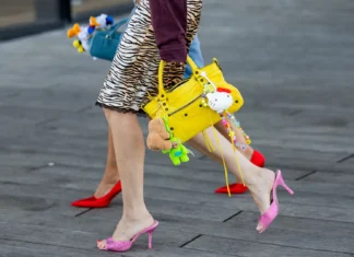 I charms per borse stanno dominando i trend autunno 2024 per lo street style