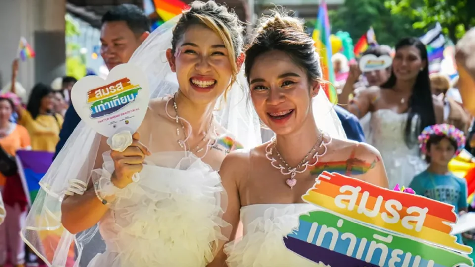 Il re della Thailandia firma la legge sul matrimonio tra persone dello stesso sesso #LoveWins