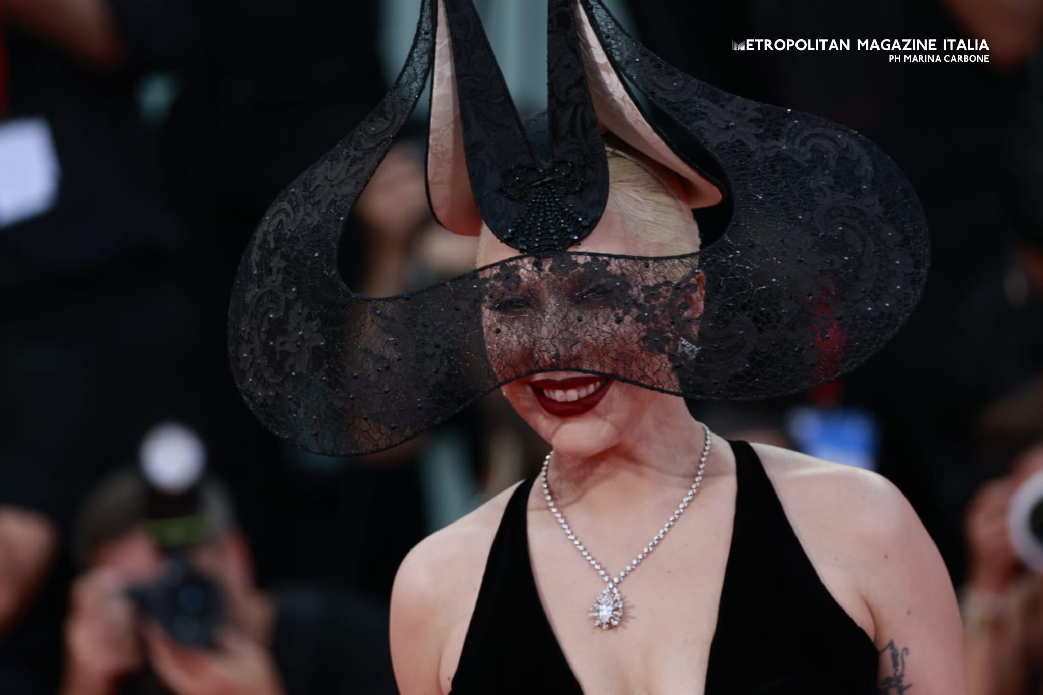 Venezia 81, i look del red carpet: Lady Gaga diva assoluta conquista l’ottava serata