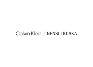 Nensi Dojaka x Calvin Klein è la collab moda che non ci aspettavamo: quando l’aesthetic incontra il minimalismo