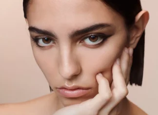 L’inspo di Gucci è il make-up casual grandeur: eye-liner sharp e pelle di porcellana conquistano la passerella