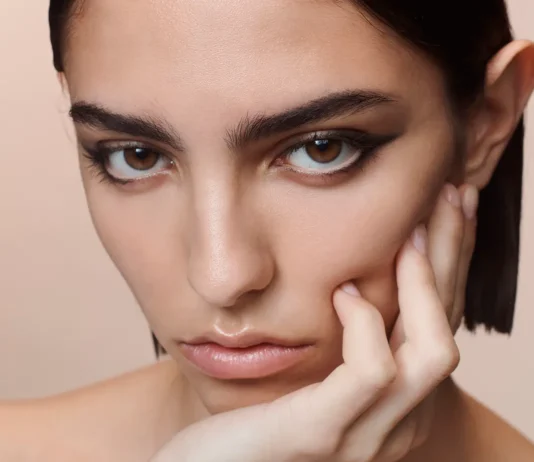 L’inspo di Gucci è il make-up casual grandeur: eye-liner sharp e pelle di porcellana conquistano la passerella