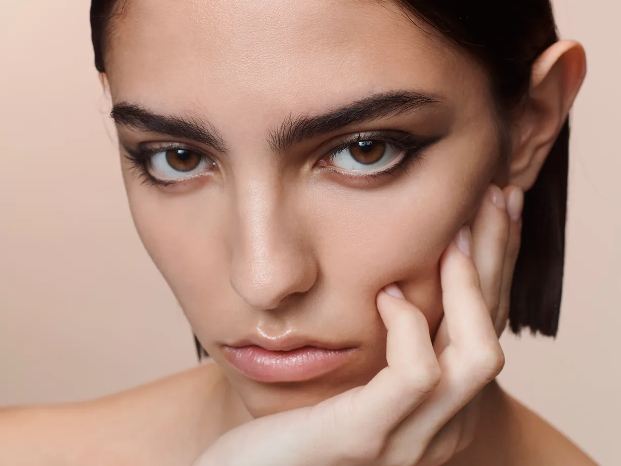 L’inspo di Gucci è il make up casual grandeur: eye liner sharp e pelle di porcellana conquistano la passerella