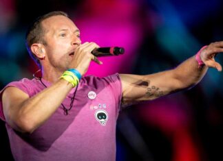 Coldplay, un irriconoscibile Chris Martin si esibisce a Las Vegas con un nuovo brano della band Coldplay Chris Martin presenta un nuovo brano a Las Vegas