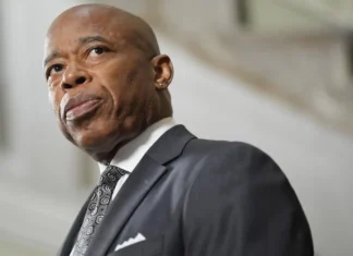 Il sindaco di New York Eric Adams incriminato per reati federali: “Sono innocente”