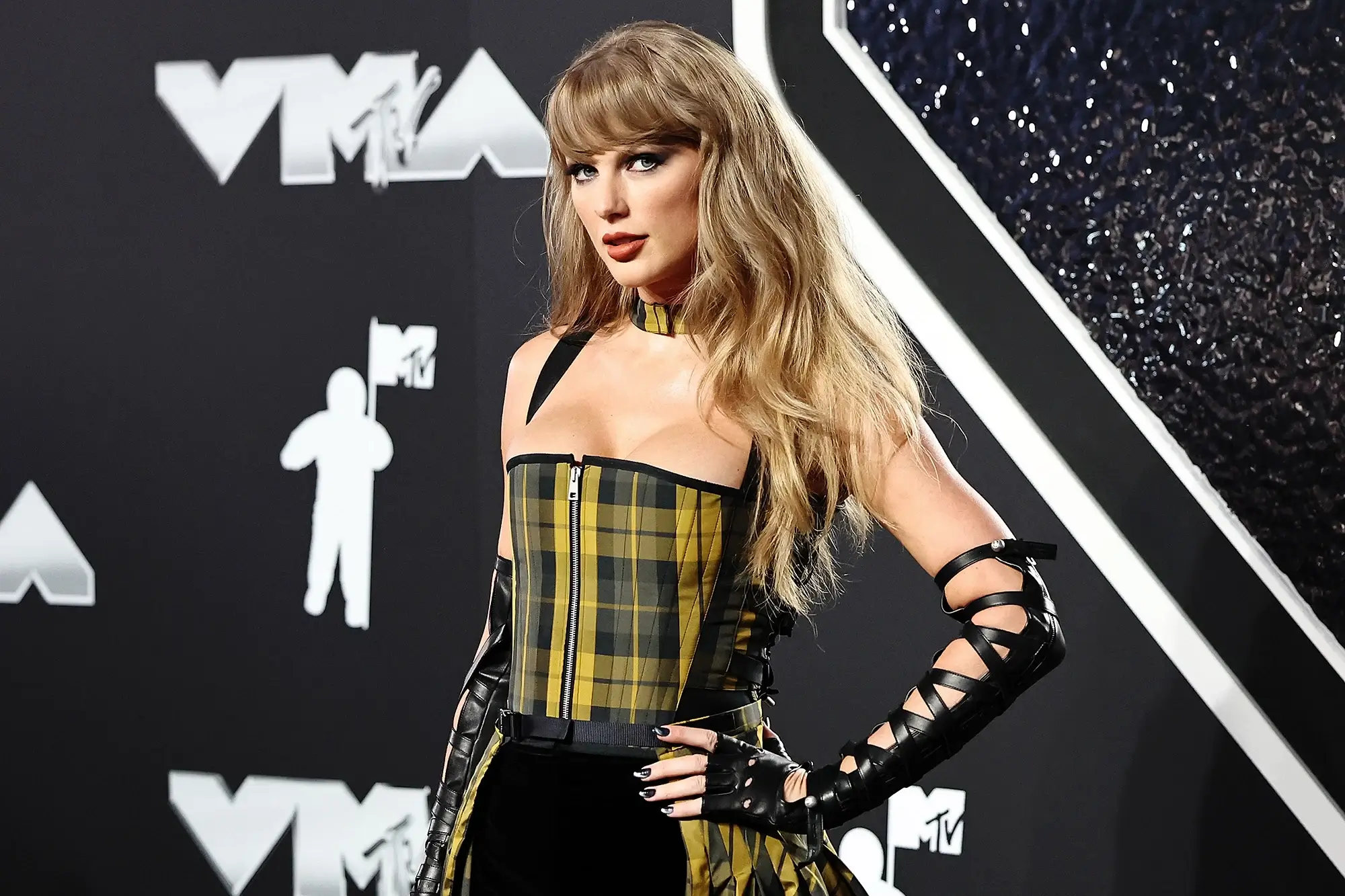 MTV Video Music Awards 2024, i look del red carpet: sì all’audace Chappell Roan, regina fuori dalla sua comfort zone Taylor Swift