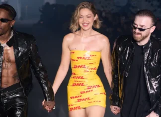 È già virale il DHL dress di Vetements indossato da Gigi Hadid alla Paris Fashion Week