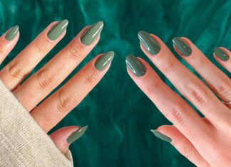 La nuova tendenza nail autunno 2024? Le Dirty Martini Nails (e le ha indossate anche Selena Gomez)