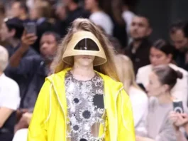 Prada in the space: la collezione SS 25 è un omaggio alle controtendenze