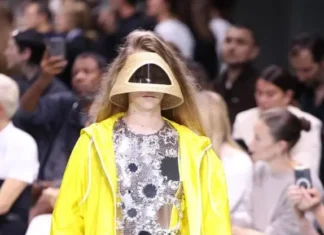 Prada in the space: la collezione SS 25 è un omaggio alle controtendenze