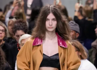 Fermi tutti, Prada ha appena lanciato la moda dei capelli crespi? Ecco perché potrebbe andare virale prada SS25 © vogue italia