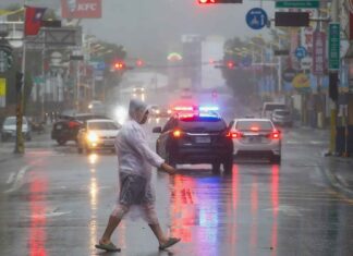 Il tifone Kong-rey è arrivato a Taiwan