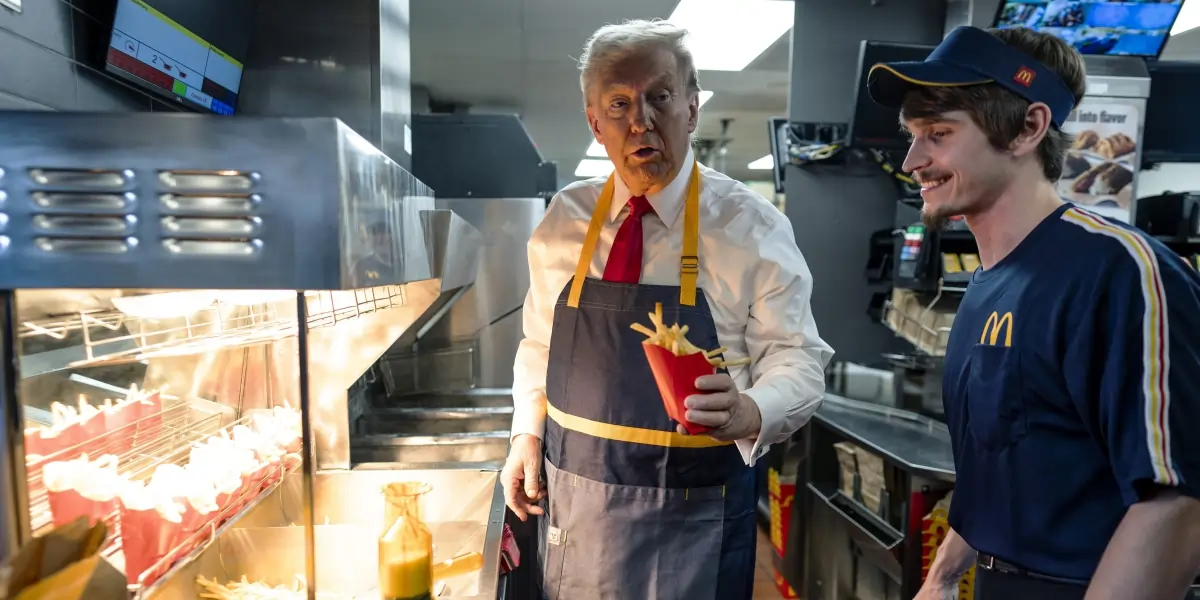 Trump frigge le patatine al McDonald’s ma “è vuoto ed è tutto finto”: cerchiamo di capire