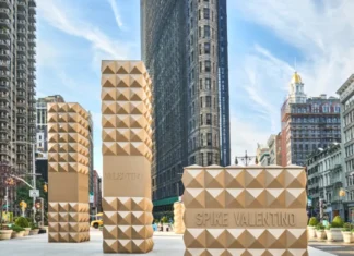 Valentino Beauty conquista New York con un pop-up dedicato al nuovo rossetto Spike Valentino Buttery Matte insieme a Charlie XCX