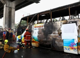 Brutto incidente vicino Bangkok, Thailandia: autobus di bambini prende fuoco, 20 morti