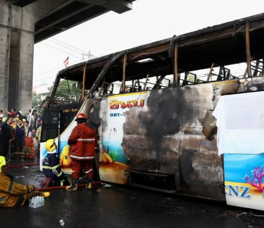 Brutto incidente vicino Bangkok, Thailandia: autobus di bambini prende fuoco, 20 morti