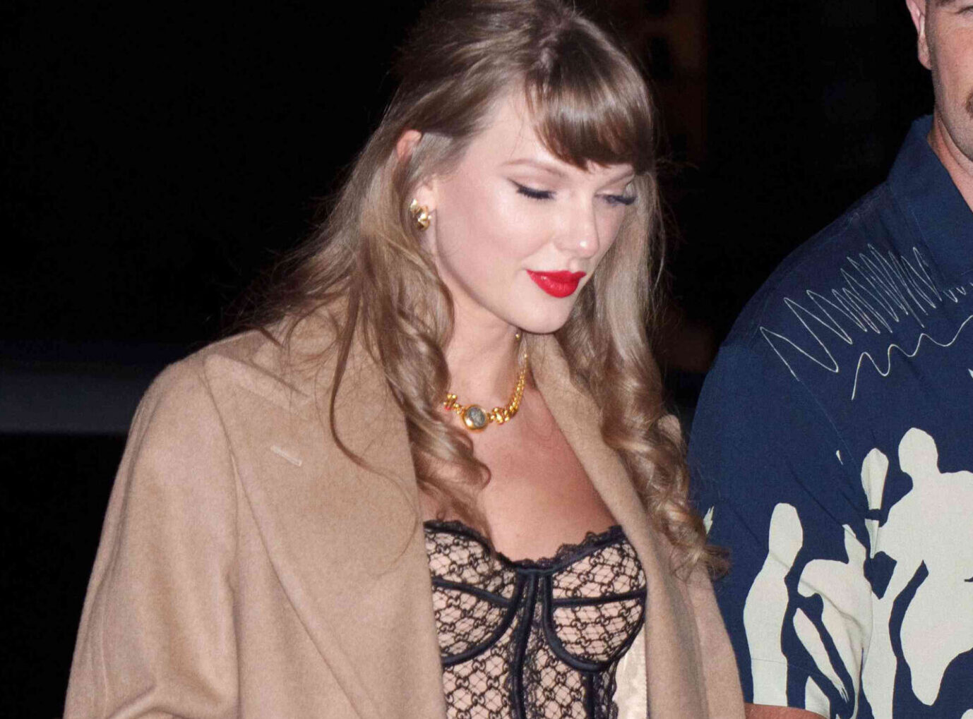 Taylor Swift per l’uscita a New York con Travis Kelce indossa un outift 1989 (Taylor’s Version) coded