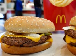 Allarme escherichia coli da McDonald’s: “Un morto e decine di intossicati dopo aver mangiato il nuovo panino Quarter Pounder”