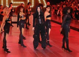 Cher infiamma la passerella del Victoria’s Secret Fashion Show 2024 con il suo medley Cher Victoria's Secret