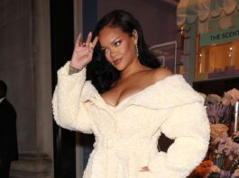 Rihanna reinventa il black dress (e fa tornare il mob wife in trend) in una serata a New York