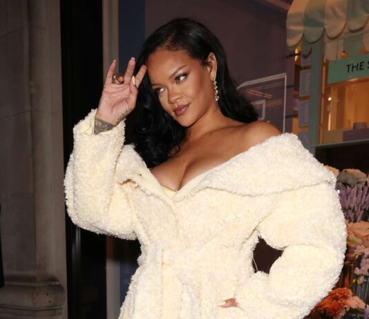 Rihanna reinventa il black dress (e fa tornare il mob wife in trend) in una serata a New York