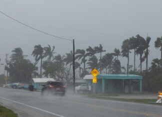 L’uragano Milton è arrivato in Florida: case distrutte, 2 milioni senza luce, i primi morti