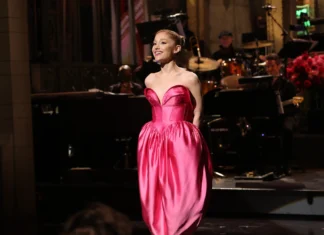 Ariana Grande porta un look so Wicked (e Galinda) coded al Saturday Night Live firmato Thierry Mugler