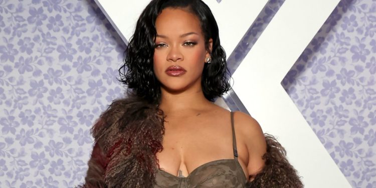 Rihanna rilancia il trend camouflage all’evento Savage X Fenty e Diesel con un corsetto vestito super sexy