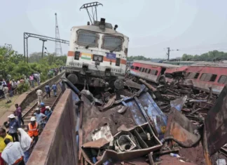Scontro tra due treni in India, deragliano 12 carrozze: 19 feriti, decine di persone intrappolate