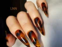 La manicure perfetta per questa stagione? Sono le amber nails, effetto ambra (e stanno bene a tutti)