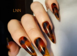 La manicure perfetta per questa stagione? Sono le amber nails, effetto ambra (e stanno bene a tutti)