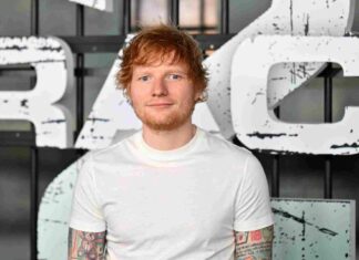 Lo scultore britannico, Ian Last, ha creato la versione Lego di Ed Sheeran Lo scultore britannico, Ian Last, ha creato la versione Lego di Ed Sheeran