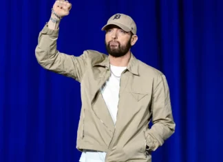 Eminem interviene a Detroit sul palco di Kamala Harris: “Supporta un futuro per la nazione nel quale sarà supportata la libertà” Eminem a sorpresa a Detroit sul palco di Kamala Harris