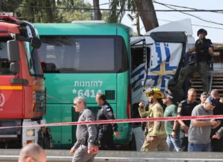 Attentato in Israele: camion contro passanti alla fermata di un bus a Tel Aviv, oltre 40 feriti