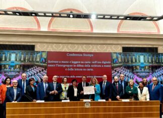 Nasce un intergruppo parlamentare a difesa della scrittura a mano in corsivo e della lettura su carta in epoca digitale