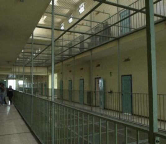 Cellulari e droga nel carcere di Rebibbia, in 41 rischiano processo