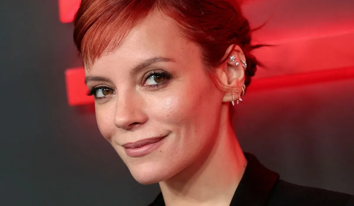 L’amara confessione di Lily Allen: «Guadagno di più vendendo foto dei miei piedi su OnlyFans che con Spotify»